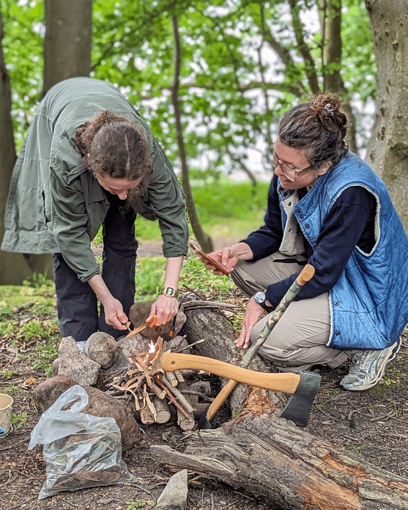 kursus deltagere laver bål i samarbejdsøvelse